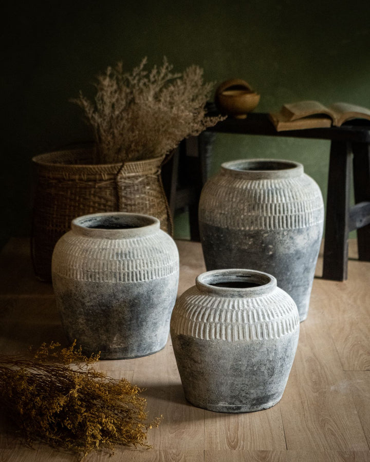 Wazon Kemara, Grey (White-Washed). Różne rozmiary; oferta dotyczy jednej sztuki wybranego rozmiaru.
