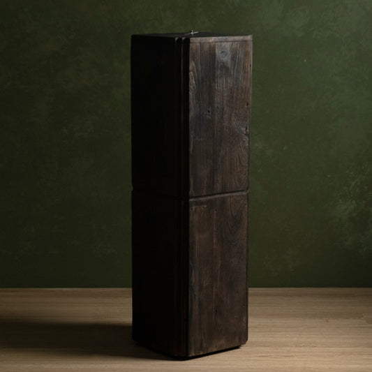 Postument Damar w wykończeniu Antique Brown — pełna forma i naturalny rysunek drewna
