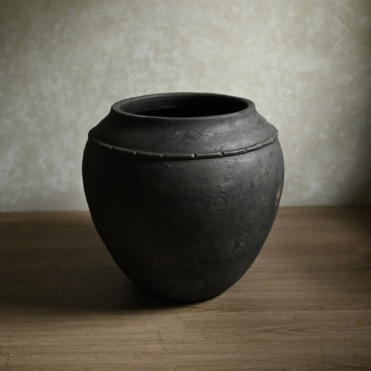 Waza Gantara, Antique Black. Jedna sztuka; pozostałe przedmioty są aranżacją.
