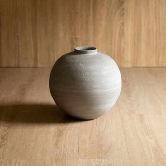 Wazon Puspa, Light Taupe (White washed). Jedna sztuka; pozostałe przedmioty są aranżacją.